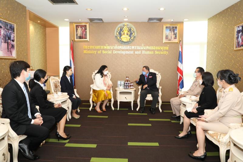 รมว.พม.รับมอบของบร