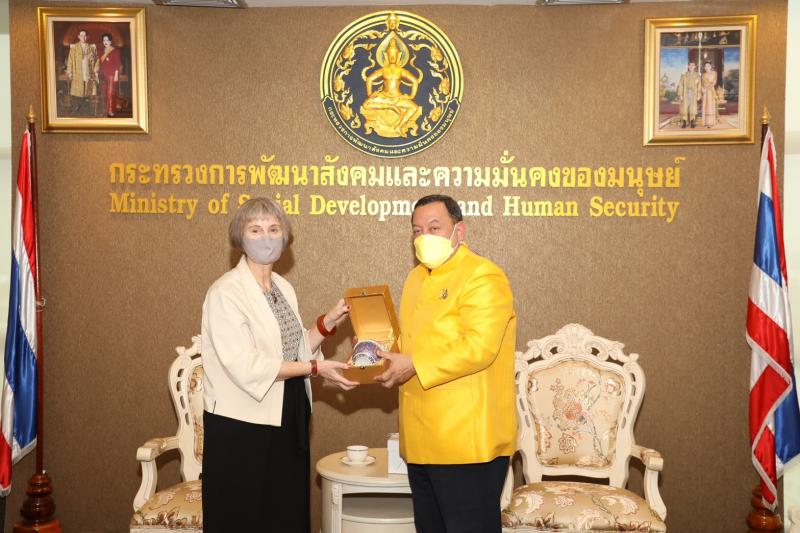 รมว.พม.ให้การต้อนร
