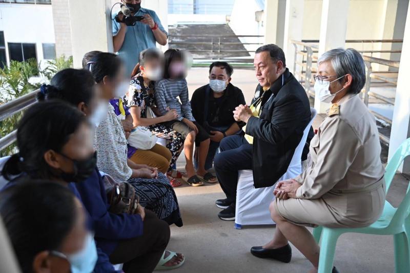 รมว.พม. ย้ำดูแลครอ�