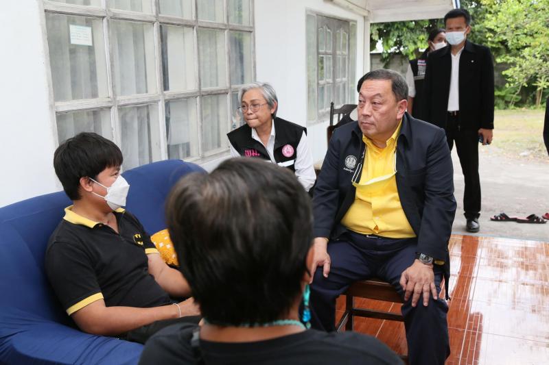รมว.พม.พร้อมคณะผู้
