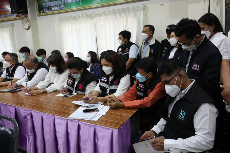 รมว.พม. ลงพื้นที่จ�