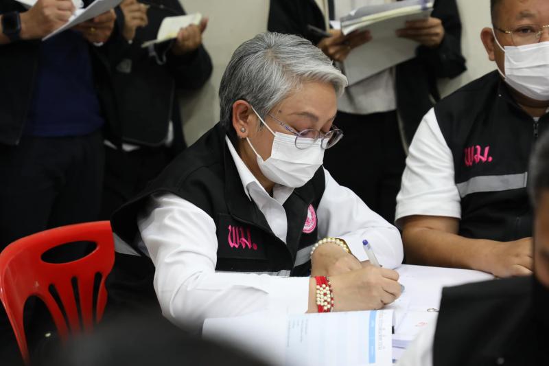 รมว.พม. ลงพื้นที่จ�