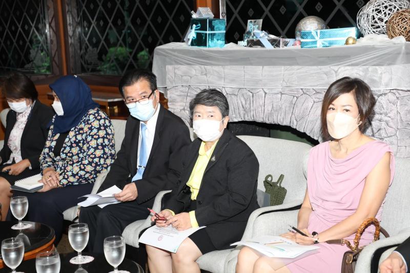 รมว.พม. ให้การต้อน�