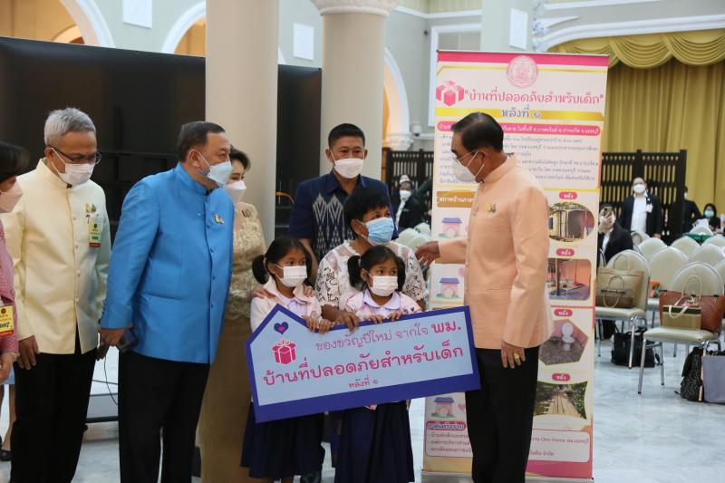 รมว.พม. มอบของขวัญ�