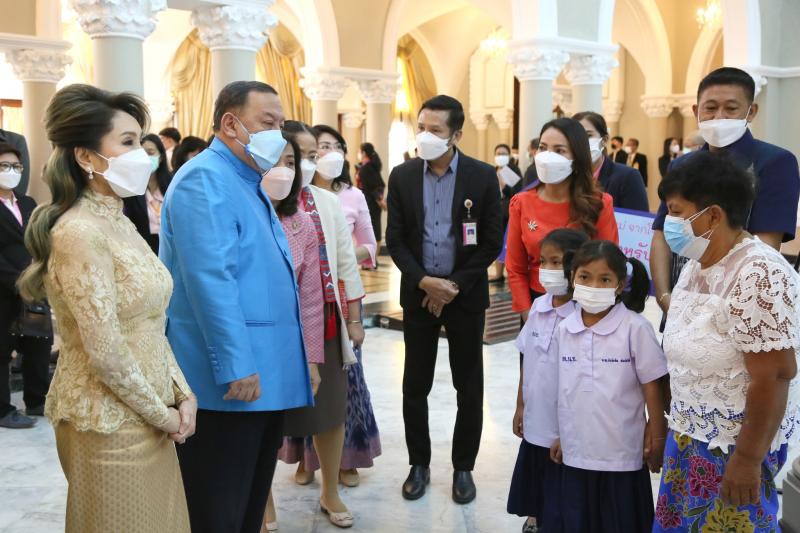 รมว.พม. มอบของขวัญ�