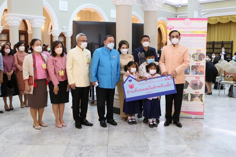 รมว.พม. มอบของขวัญ�