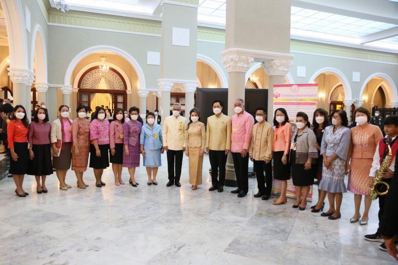 รมว.พม. มอบของขวัญ�