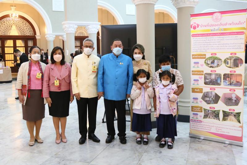 รมว.พม. มอบของขวัญ�