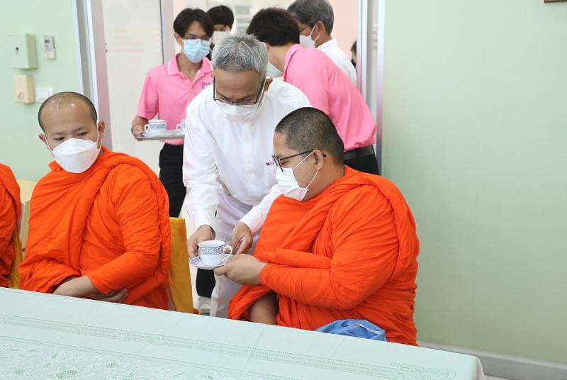 ปลัดพม. ถวายภัตตาห