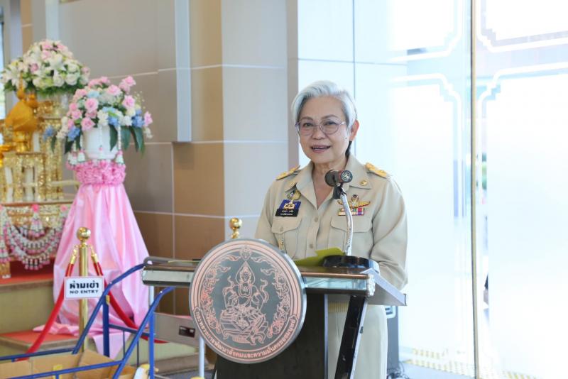 พม. รับมอบสิ่งของบ