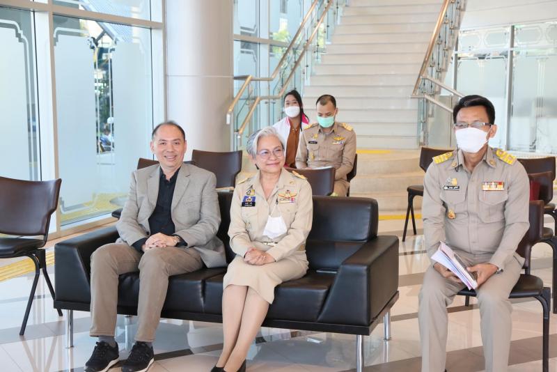 พม. รับมอบสิ่งของบ