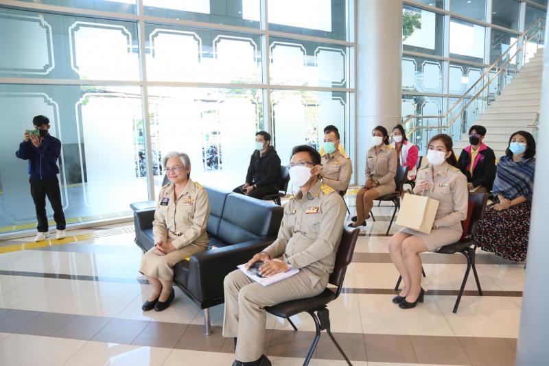 พม. รับมอบสิ่งของบ