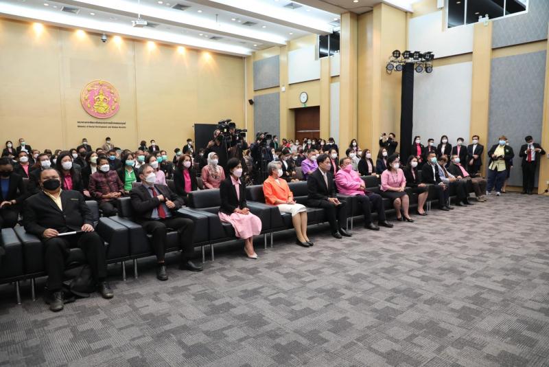 พม. ร่วมกับ กองทุน�