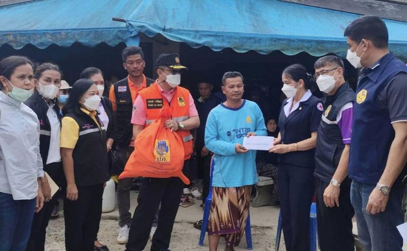 รมว.พม. ให้กำลังใจ�