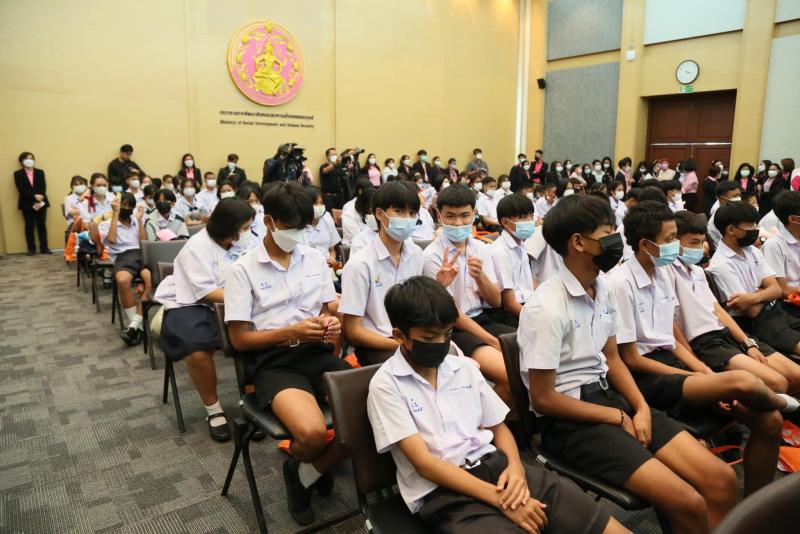 พม. จับมือ CPF จัดแถล�