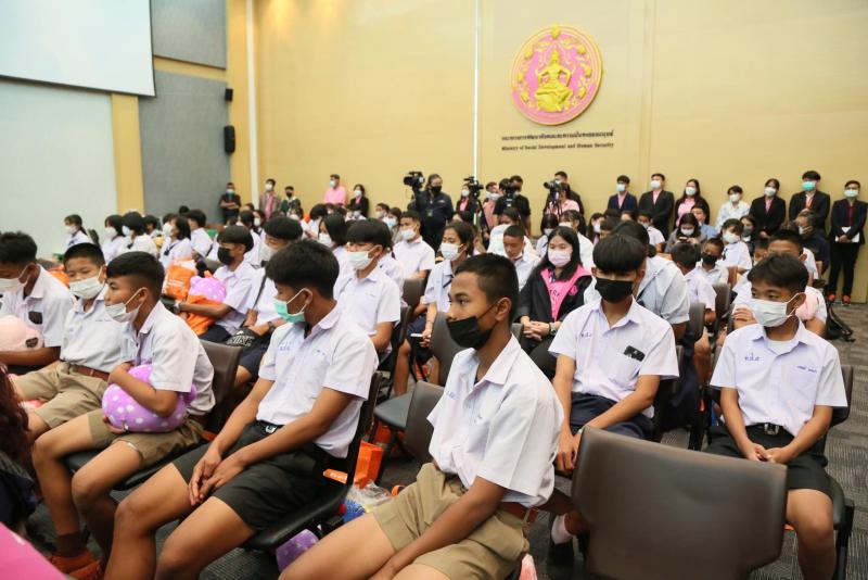 พม. จับมือ CPF จัดแถล�