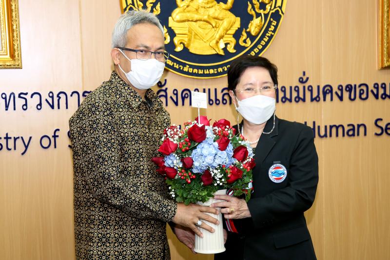 ปลัดพม. พบปะพูดคุย