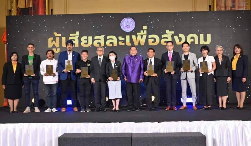 รมว.พม. มอบรางวัลผ�