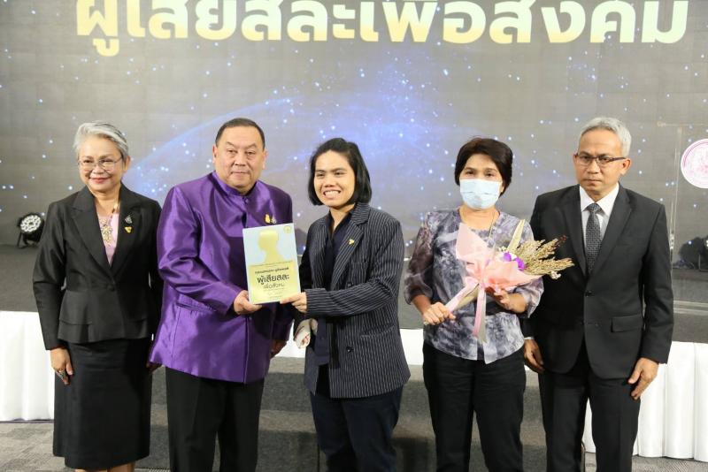 รมว.พม. มอบรางวัลผ�