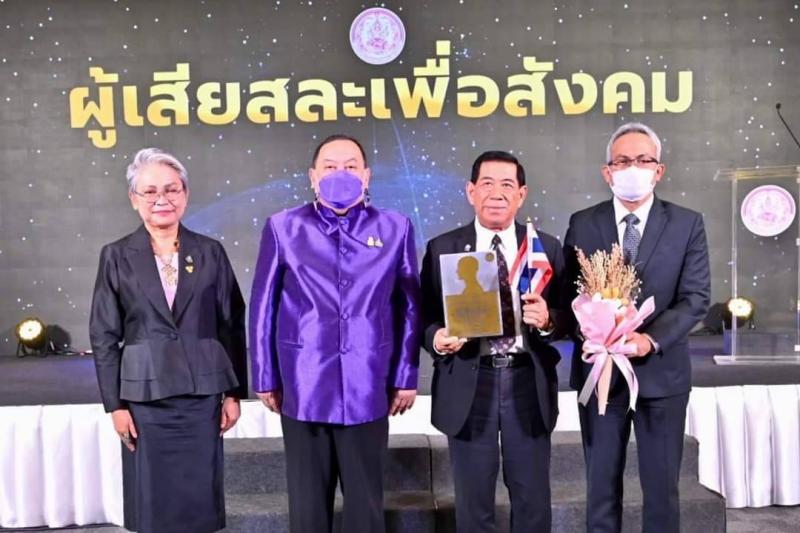 รมว.พม. มอบรางวัลผ�