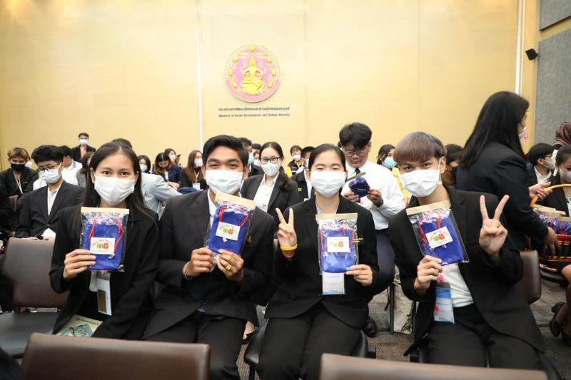 ปลัด พม. บรรยายพิเ�