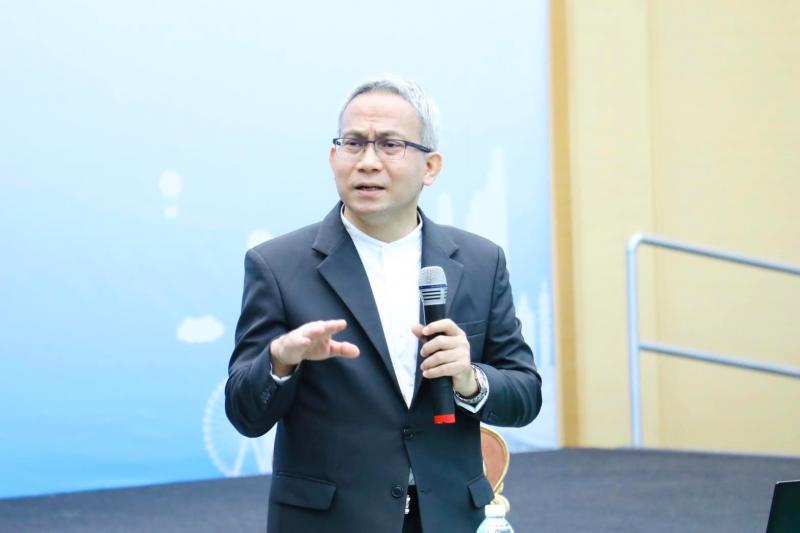 ปลัด พม. บรรยายพิเ�