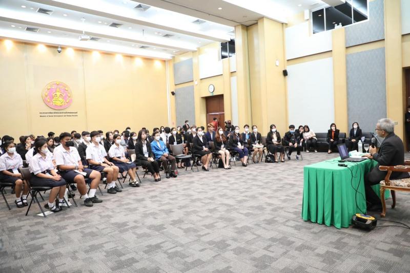 ปลัด พม. บรรยายพิเ�