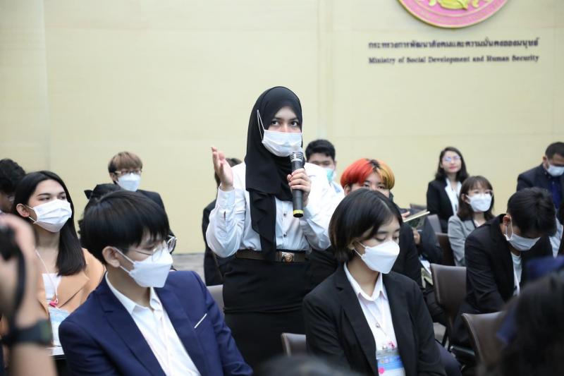 ปลัด พม. บรรยายพิเ�