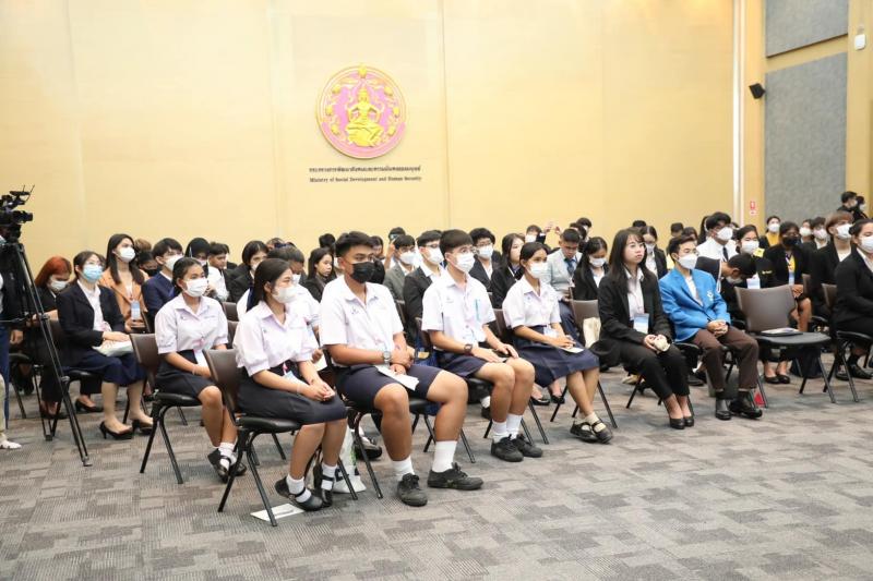 ปลัด พม. บรรยายพิเ�