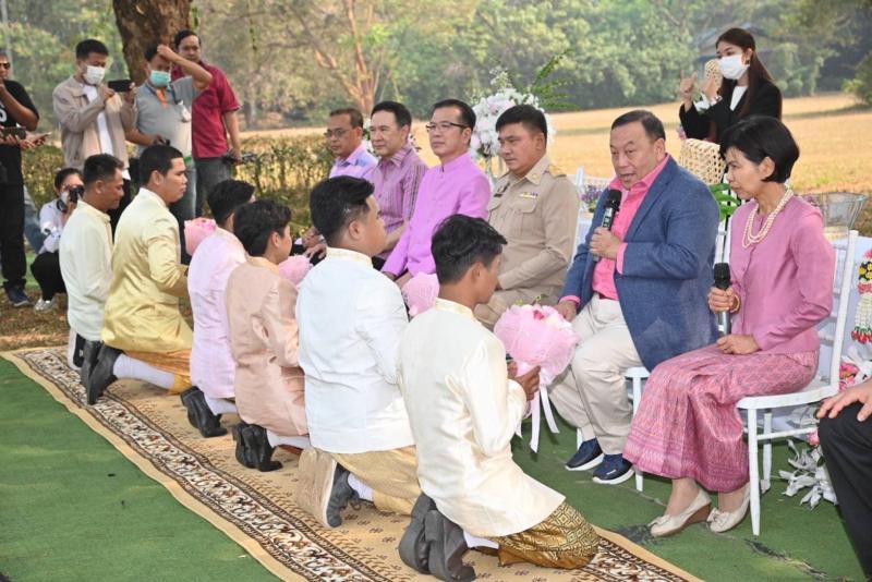 7 คู่บ่าวสาว สมรสไ�