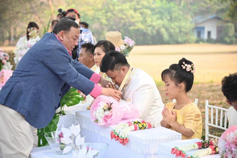 7 คู่บ่าวสาว สมรสไ�