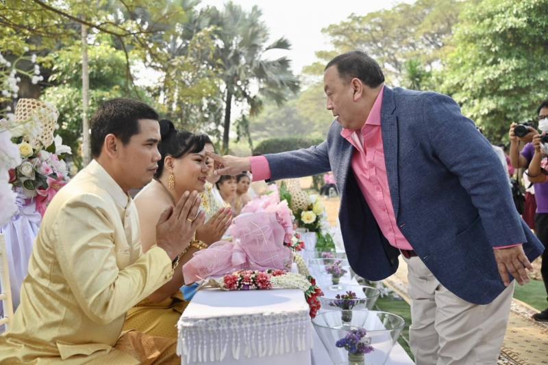7 คู่บ่าวสาว สมรสไ�