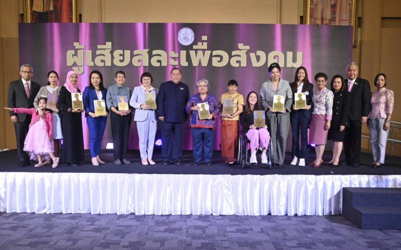 พม. ยกย่อง 10 สตรีไท�