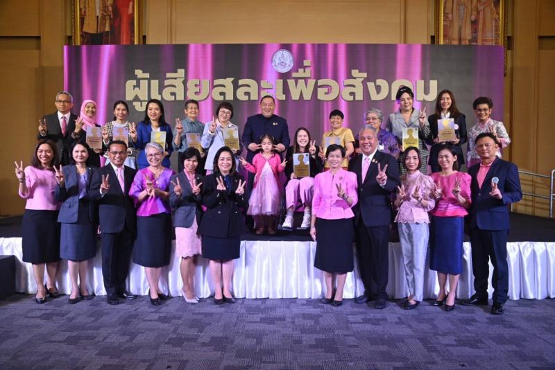 พม. ยกย่อง 10 สตรีไท�