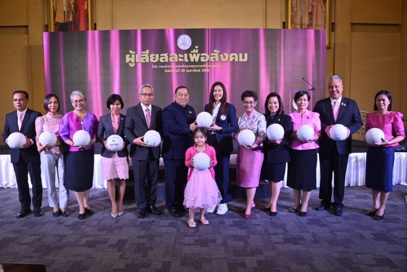 พม. ยกย่อง 10 สตรีไท�
