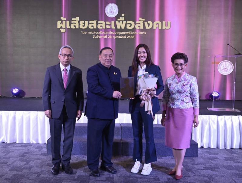 พม. ยกย่อง 10 สตรีไท�