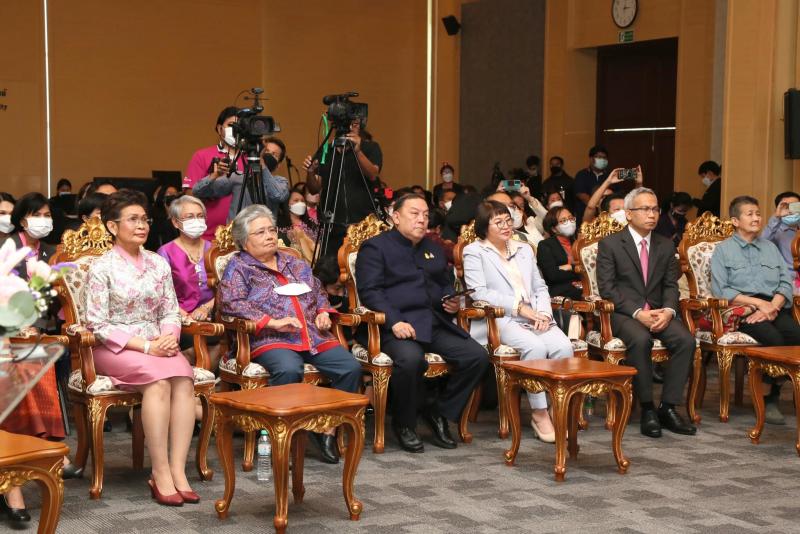 พม. ยกย่อง 10 สตรีไท�