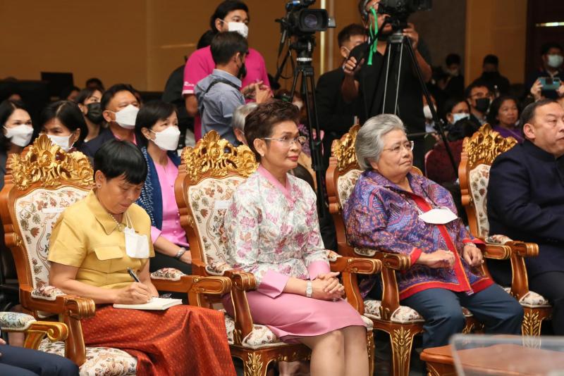 พม. ยกย่อง 10 สตรีไท�