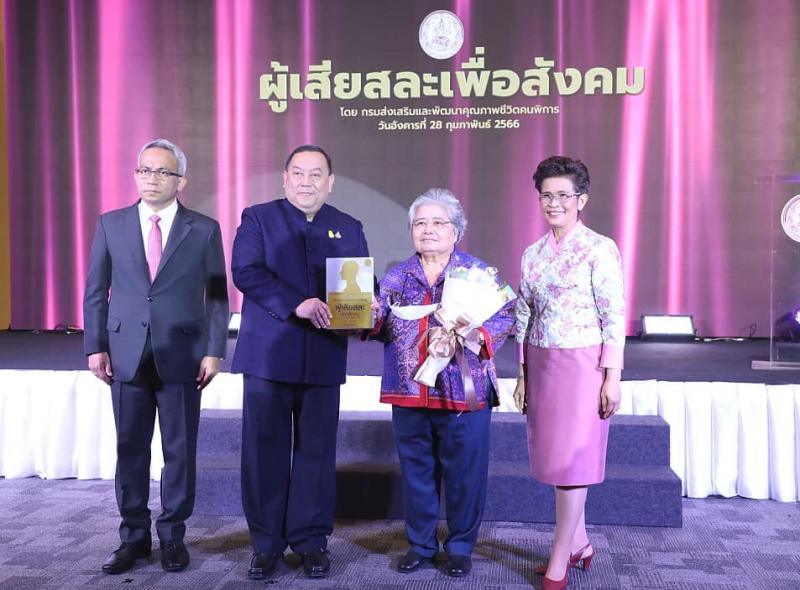 พม. ยกย่อง 10 สตรีไท�