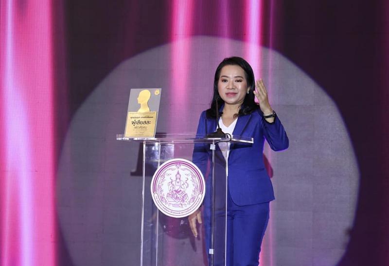 พม. ยกย่อง 10 สตรีไท�