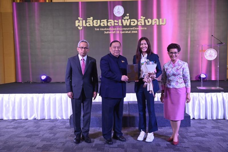 พม. ยกย่อง 10 สตรีไท�
