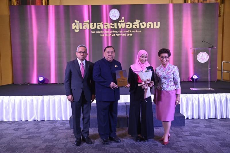 พม. ยกย่อง 10 สตรีไท�