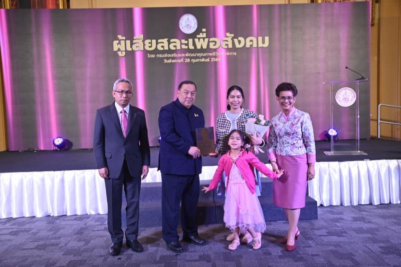 พม. ยกย่อง 10 สตรีไท�