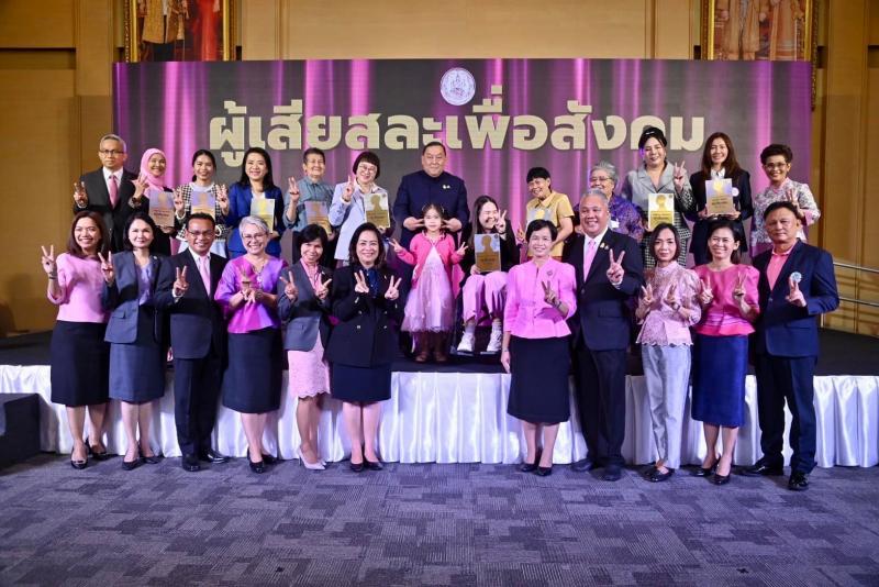 พม. ยกย่อง 10 สตรีไท�