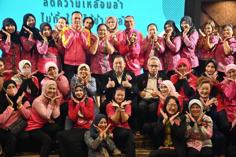 พม. เปิดงานมหกรรม