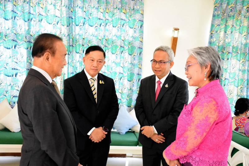 ปลัด พม. รับมอบเงิ�
