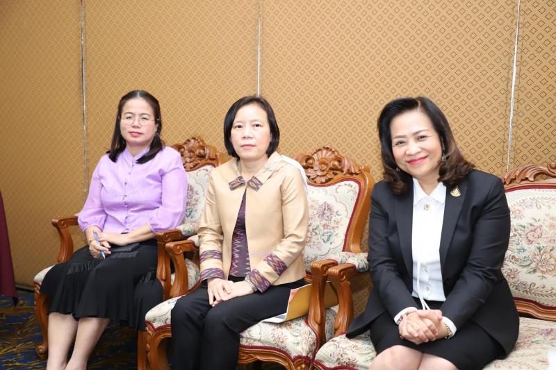 อนุกูล ปลัด พม. มอบ�