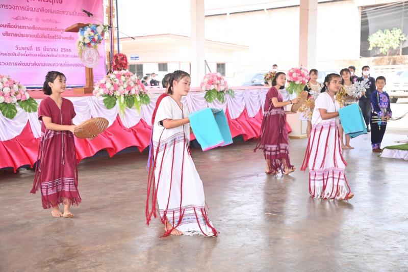 รมว.พม. ลงพื้นที่ม�