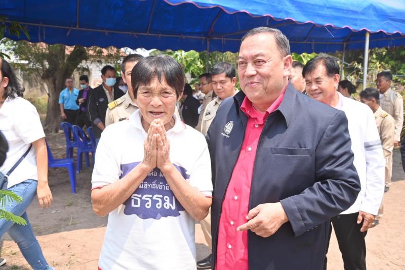 พม. ลงพื้นที่มอบป้