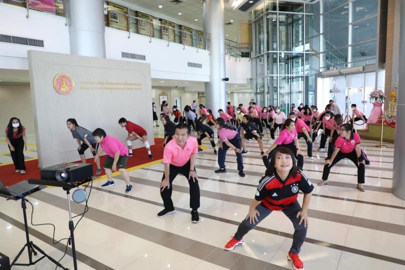 ชาว พม. แดนซ์ต่อไม�